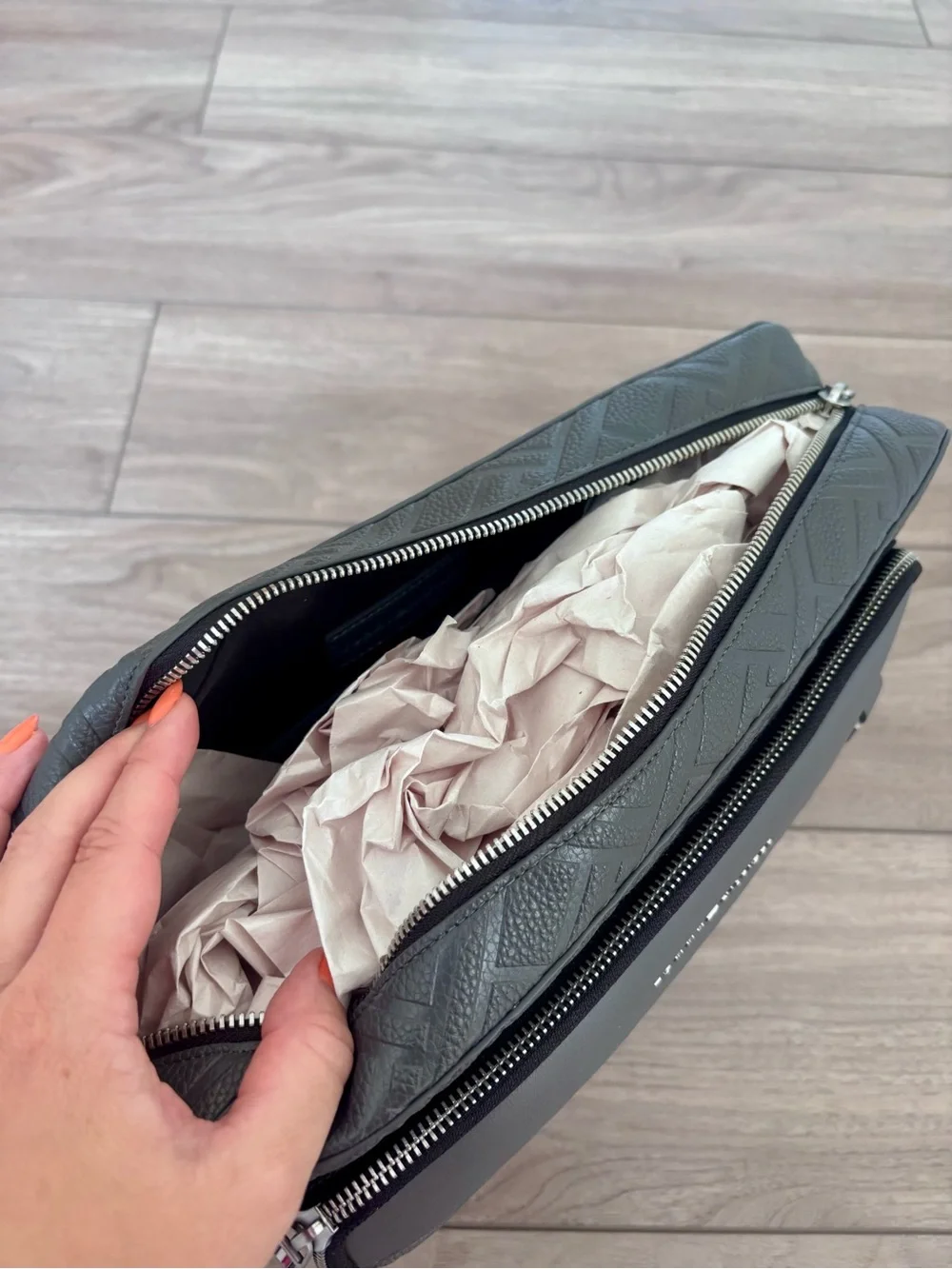 NWT! Tommy Hilfiger Dark Gray Men’s Flag Computer Bag